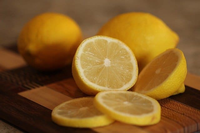 How to use lemon juice to repel fleas on dogs while combing